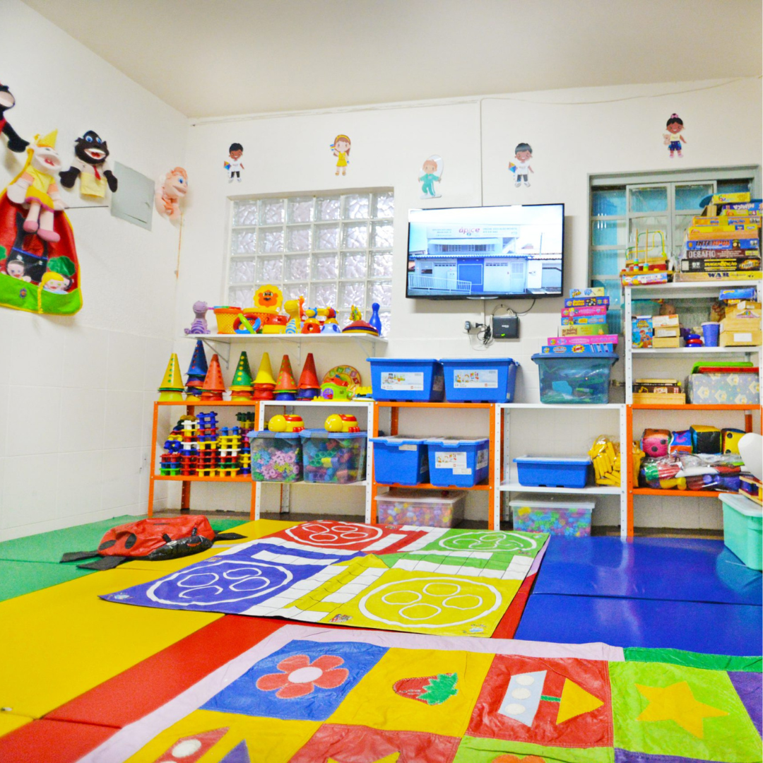 Biblioteca com livros infantis e juvenis.